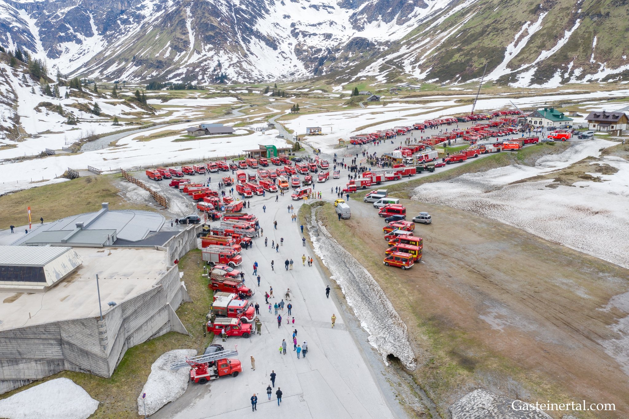 Luftbild einer Sternfahrt mit historischen Feuerwehrfahrzeugen